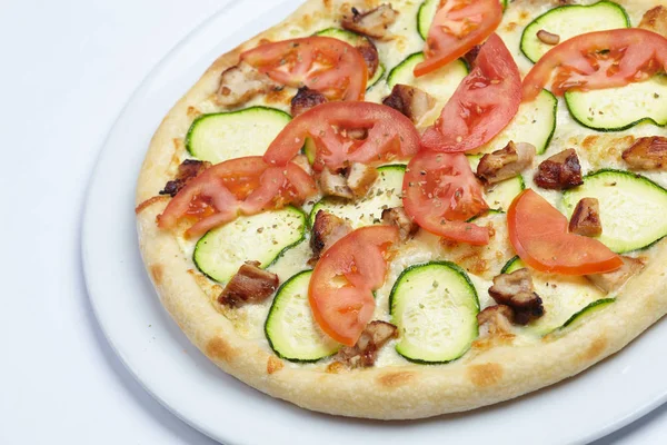 Weißer Teller Mit Heißer Leckerer Pizza Isoliert Auf Weißem Hintergrund — Stockfoto