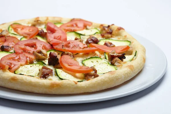 Witte Plaat Met Hete Lekkere Pizza Geïsoleerd Witte Achtergrond — Stockfoto