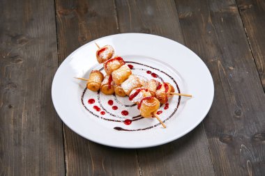 sopa üzerinde şekerli tatlı ile beyaz plaka 