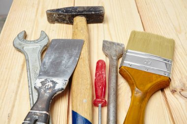 Ahşap arka planda inşaat araçları kümesi