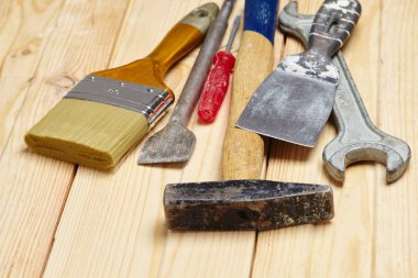 Ahşap arka planda inşaat araçları kümesi