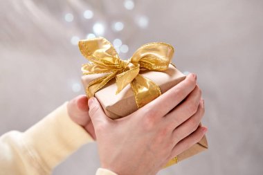 el yapımı holding eller hediye kutusu, yakın çekim