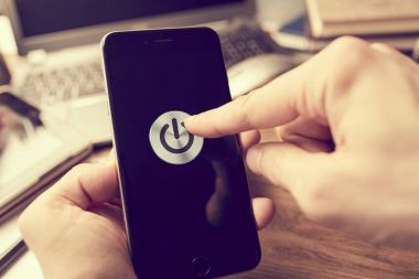 iş kavramı ile modern smartphone ofiste holding erkek eller