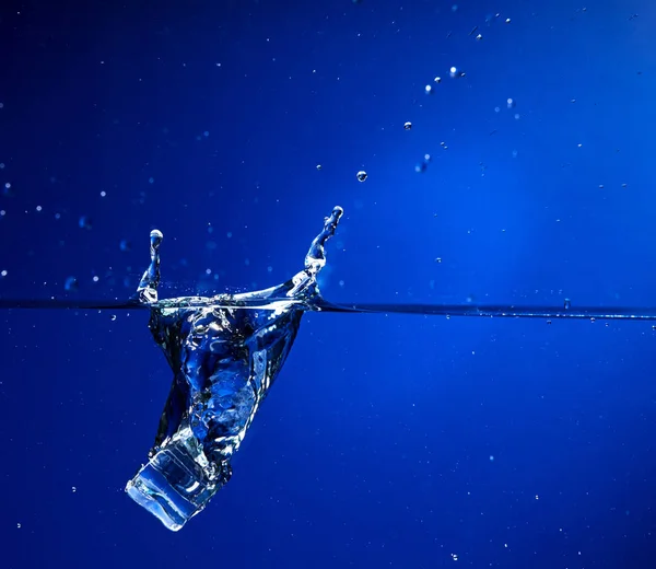 Ледяной Куб Падает Воду Крупным Планом — стоковое фото