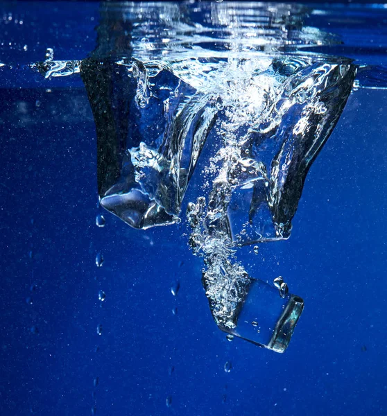 氷のキューブ 水に落ちるクローズ アップ — ストック写真