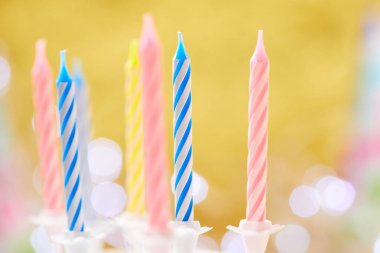 Renkli doğum günü mumları