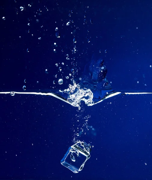 水中に落下アイス キューブ クローズ アップ — ストック写真