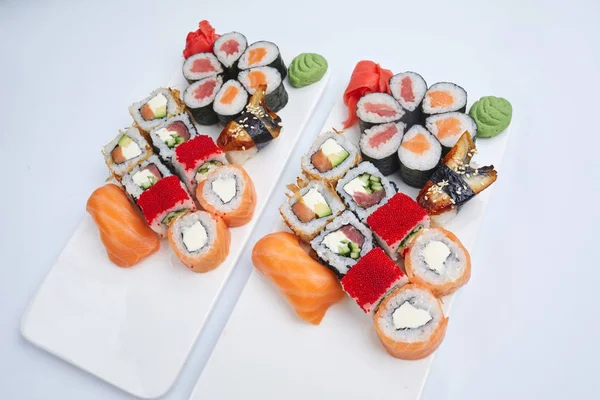 Conjuntos Sushi Placas Aisladas Sobre Fondo Blanco — Foto de Stock