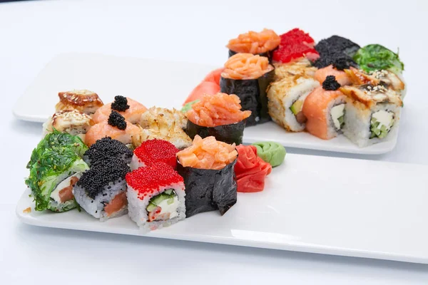 Conjuntos Sushi Placas Aisladas Sobre Fondo Blanco — Foto de Stock