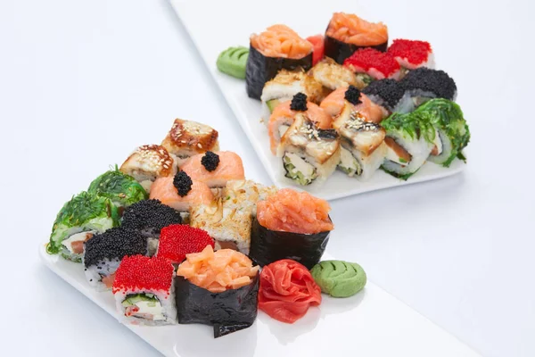 Conjuntos Sushi Placas Aisladas Sobre Fondo Blanco — Foto de Stock