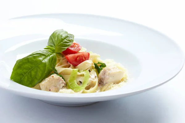 Pasta Con Pescado Plato Blanco Primer Plano — Foto de Stock