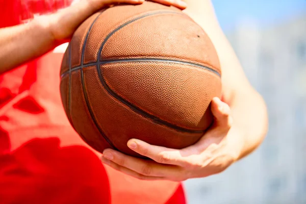 Hombre Sosteniendo Pelota Baloncesto Primer Plano —  Fotos de Stock