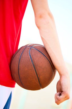 basketbol topu, yakın çekim tutan adam 