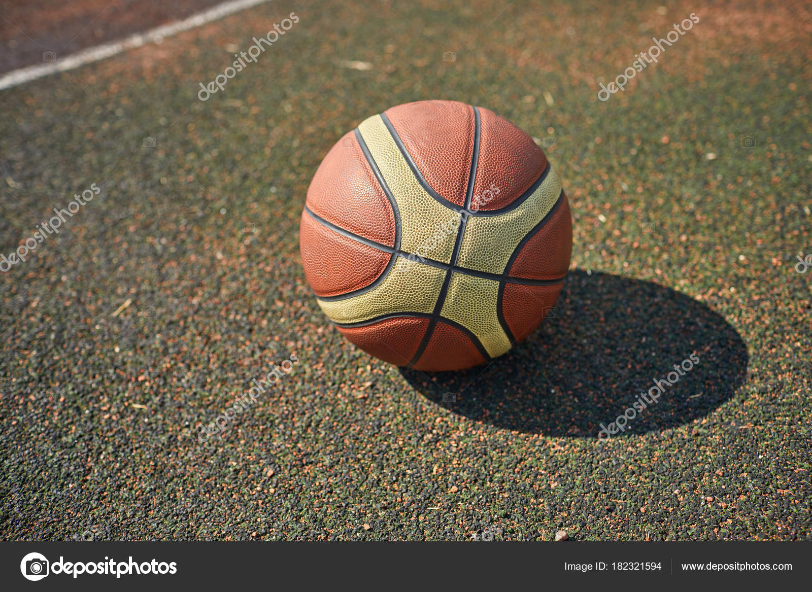 Neuer Basketballball Auf Asphaltstraße — Stockfoto © strelok #182321594