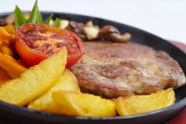 ポテトとトマトのパンと肉のグリル — ストック写真