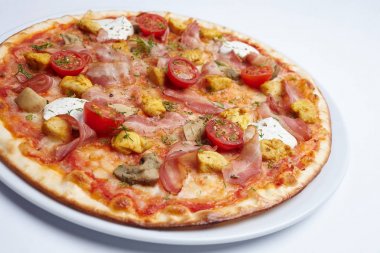 Beyaz tabakta sıcak lezzetli pizza