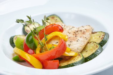 kavrulmuş balık beyaz tabakta sebze ile yakın çekim 