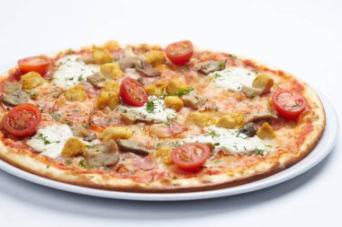 Beyaz tabakta sıcak lezzetli pizza