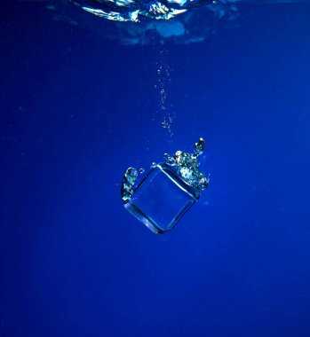 buz küpleri düşen suya yakın çekim 