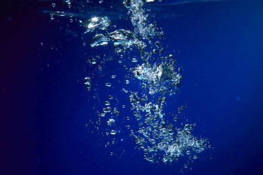 buz küpleri düşen suya yakın çekim 