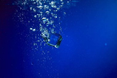 buz küpleri düşen suya yakın çekim 
