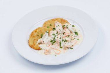 Beyaz tabakta soslu patates gözlemesi yakın çekim 