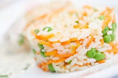 pirinç beyaz tabakta sebze ile yakın çekim 