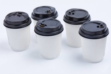 kağıt bardak kahve beyaz arka plan üzerinde izole