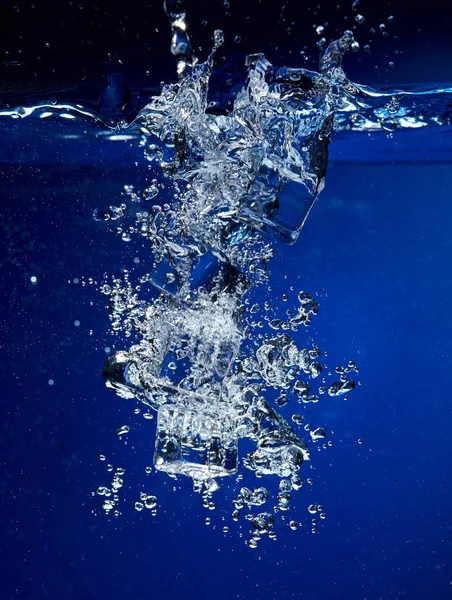 Кубики Льоду Падають Воду Крупним Планом — стокове фото