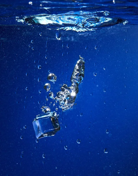 Кубики Льда Падают Воду Крупным Планом — стоковое фото