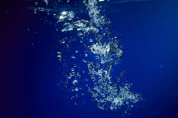 Glaçons Tombant Dans Eau Gros Plan — Photo