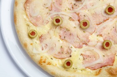 Beyaz tabakta sıcak lezzetli pizza