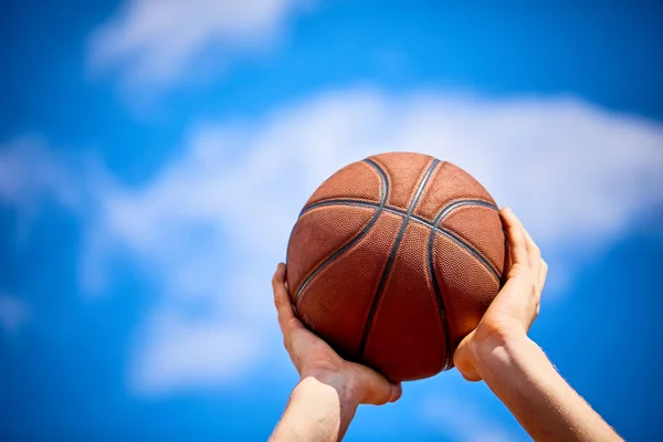 Homem Jogando Bola Basquete Close — Fotografia de Stock