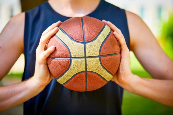 Homem Segurando Bola Basquete Close — Fotografia de Stock