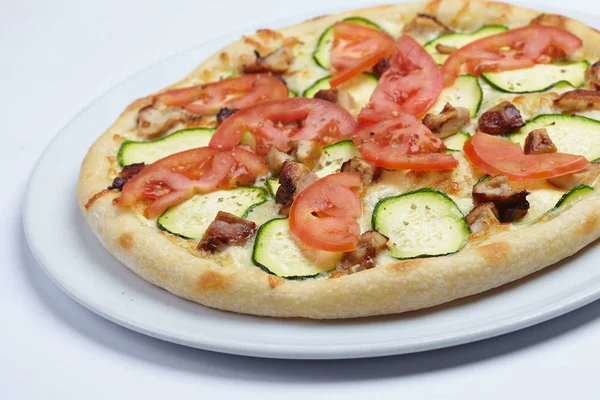 Warme Smakelijke Pizza Witte Plaat — Stockfoto