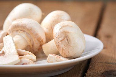 Beyaz tabak taze champignon mantar ile 