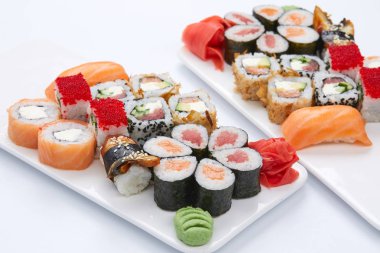 suşi ile plakalar ayarlar üzerinde izole beyaz arka plan