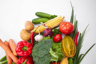 Beyaz arka planda taze sebzeler