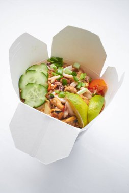 Beyaz arka plan üzerinde izole erişte take away yakın çekim 