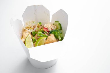 Beyaz arka plan üzerinde izole erişte götürün