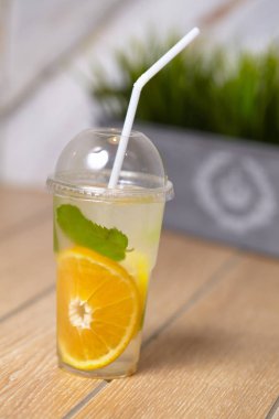 Taze lezzetli yaz içeceği ahşap tablo