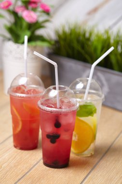 Ahşap masa taze lezzetli yaz içecekler