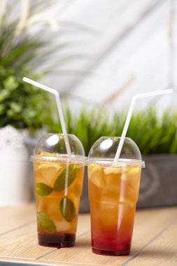 Ahşap masa taze lezzetli yaz içecekler