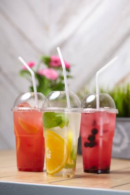 Ahşap masa taze lezzetli yaz içecekler