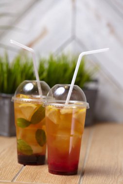 Ahşap masa taze lezzetli yaz içecekler