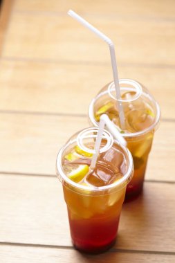 Ahşap masa taze lezzetli yaz içecekler