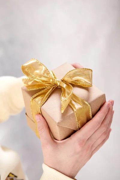 Mãos Segurando Caixa Presente Artesanato Conceito Dia Dos Namorados — Fotografia de Stock