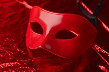 karnaval kırmızı maske koyu arka plan üzerinde tatil için 