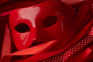 karnaval kırmızı maske koyu arka plan üzerinde tatil için 