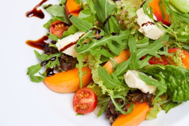 Beyaz tabakta ızgara şeftali salatası yakın çekim 